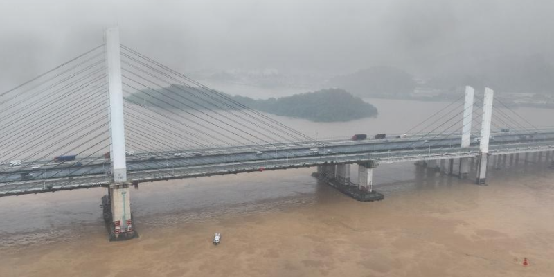 广东佛山九江大桥防撞墩受船舶擦碰，船只淹没