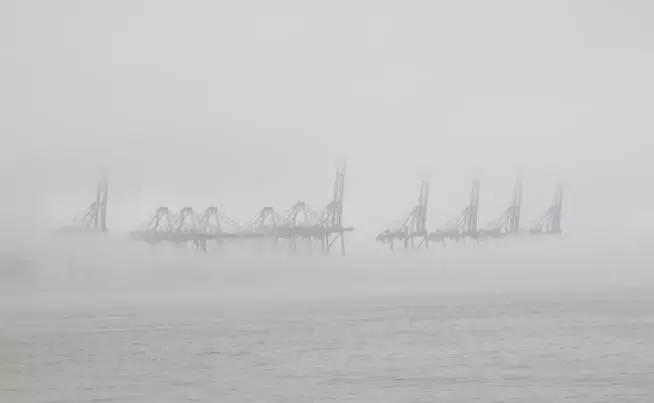 宁波港沿海航道因大雾交通管制